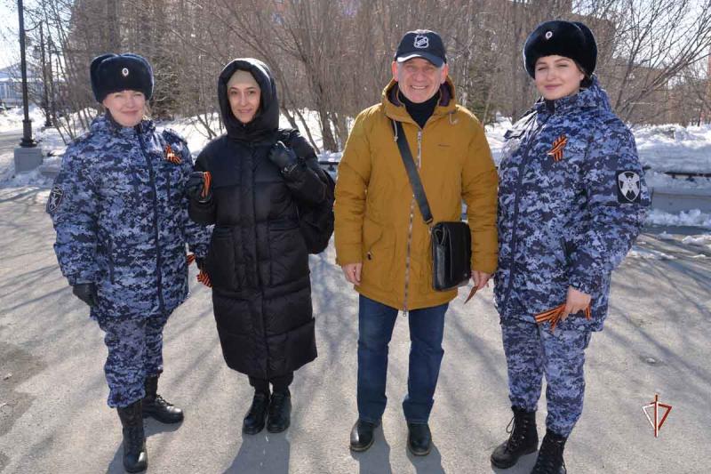Росгвардия присоединилась ко Всероссийским патриотическим акциям «Георгиевская ленточка» и «Красная гвоздика» на Ямале