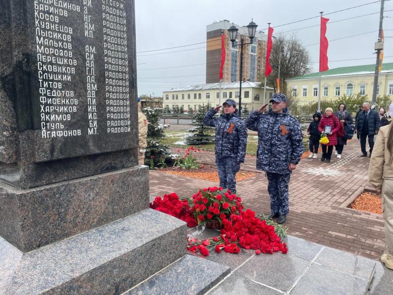 Память погибших защитников Отечества почтили сотрудники Росгвардии в Солнечногорске.