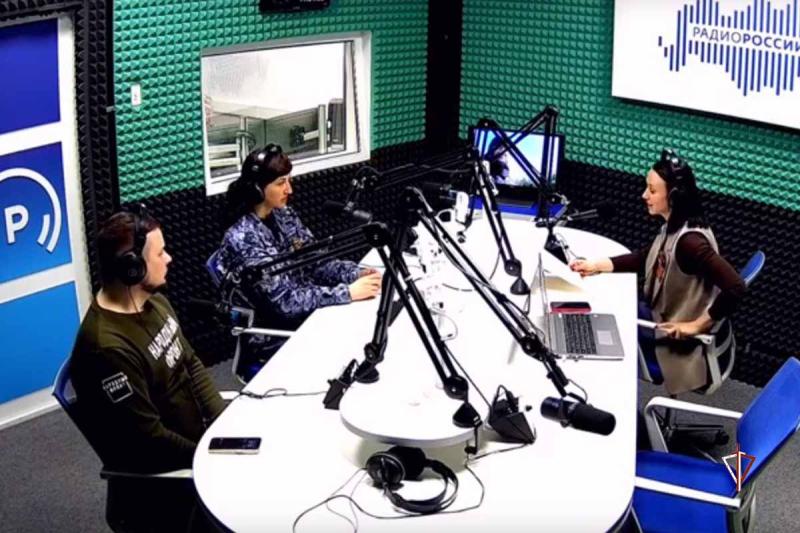 Офицер Росгвардии приняла участие в прямом радиоэфире «Все для Победы» на Ямале