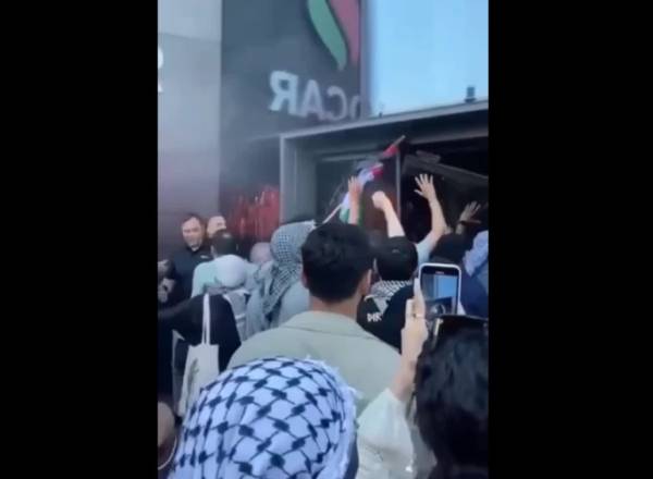 Тысячи активистов разгромили офис Socar в Стамбуле, обвинив «Азербайджан» в поддержке геноцидальной политики Израиля в Палестине
