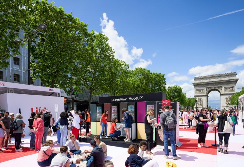 Пикник на Champs-Élysées: корзинка с закусками, мягкий плед и LG MoodUp