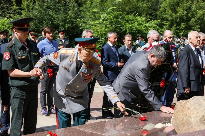 В День памяти и скорби военнослужащие и сотрудники центрального аппарата Росгвардии возложили цветы к памятнику воинам войск правопорядка