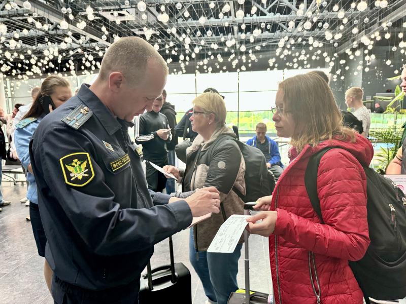 Перед вылетом в Кемеровском аэропорту судебными приставами Кузбасса было выявлено 10 должников