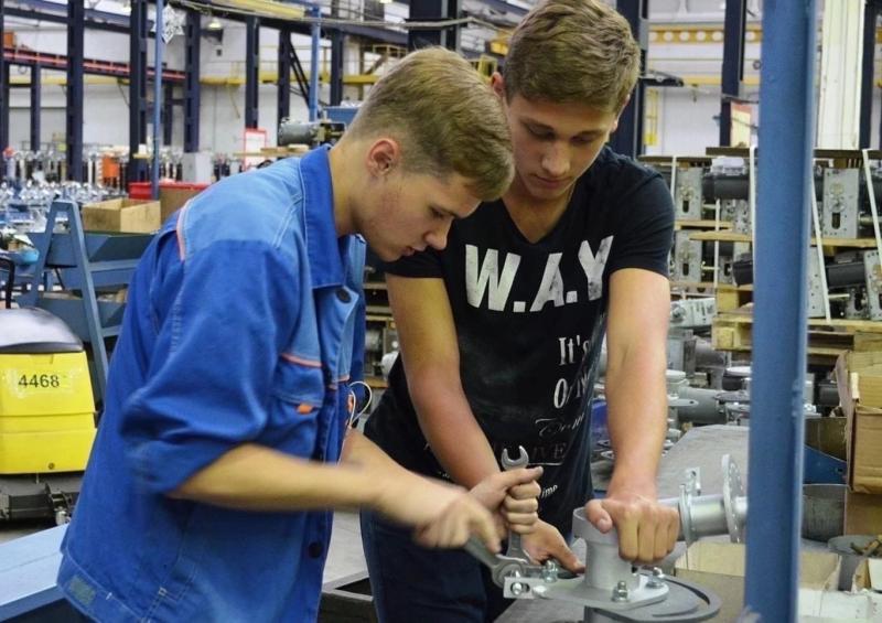Студенты из разных городов России и Белоруссии проходят практику на великолукском заводе «ЗЭТО»