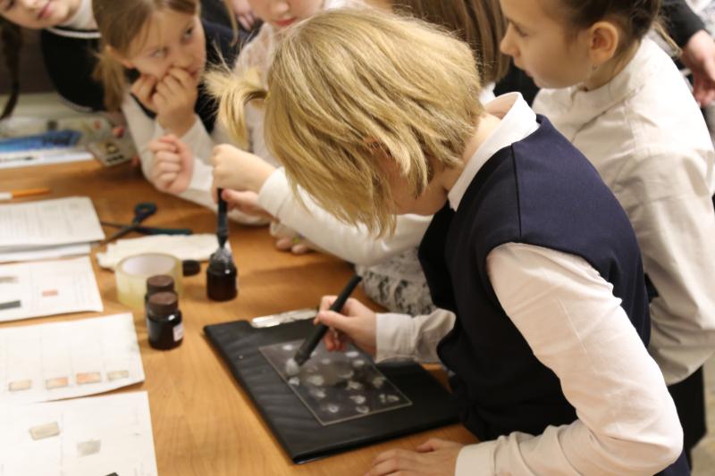 Военные следователи-криминалисты Севастополя раскрыли тайны работы ученикам младших классов