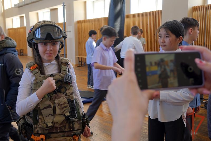 В Горно-Алтайске сотрудники и военнослужащие Росгвардии встретились со школьниками