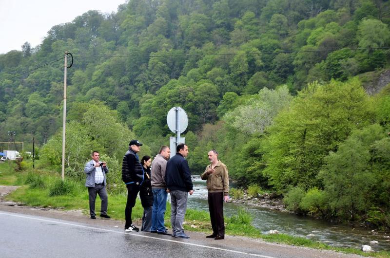 Депутат ЗСК Виктор Тепляков организовал выездное совещание на участок обвала на берегу реки Сочи