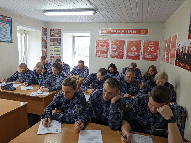 Сотрудники Клинского ОВО Росгвардии приняли участие в Международной патриотической акции «Диктант Победы».