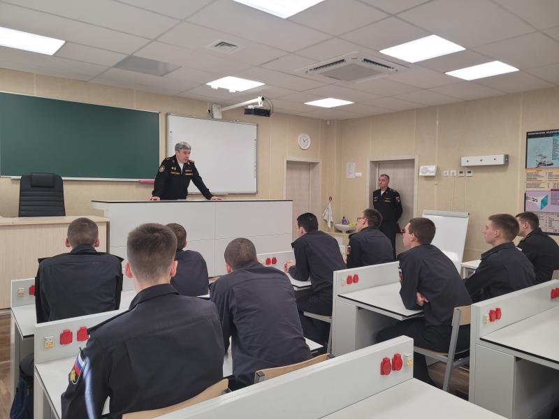 Офицеры ВСУ СК России по ЧФ провели лекцию с обучающимися Севастопольского кадетского корпуса СК России