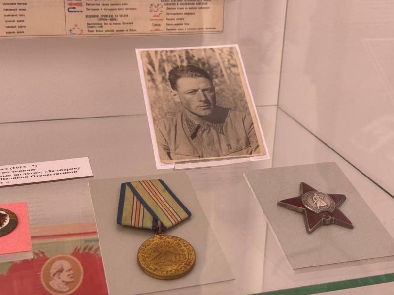 Депутат ЗСК Виктор Тепляков оказал содействие в организации выставки «Они сражались за Родину»