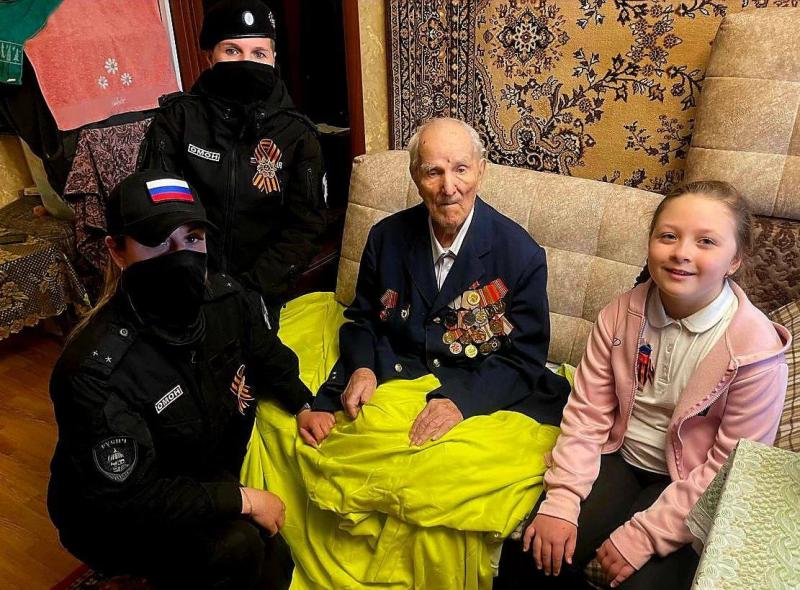 Сотрудники ОМОН «Русич» подмосковного главка Росгвардии поздравили ветеранов Великой Отечественной