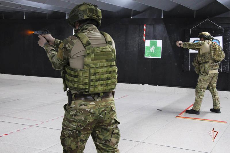 Турнир по стрельбе среди бойцов ОМОН Росгвардии прошел в Новом Уренгое