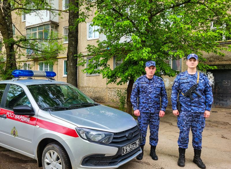 Сотрудники Росгвардии оказали содействие пожарным в спасении человека при ликвидации возгорания в жилом доме в Йошкар-Оле