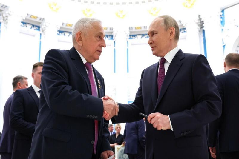 Владимир Путин наградил Николая Харитонова Звездой Героя труда