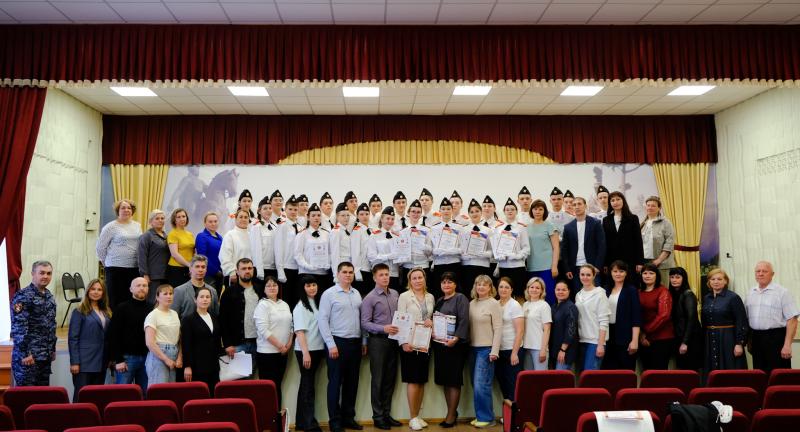 В Йошкар-Оле представитель Росгвардии поздравил подшефных школьников с завершением учебного года