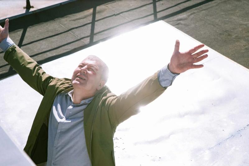 «Я свободен»: студия SVERDЛOVSK и телеканал ТНТ закончили съёмки пилота драмеди с Александром Робаком