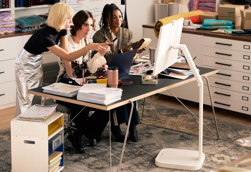 НОВЫЙ УМНЫЙ МОНИТОР LG SMART MONITOR SWING ПОВЫШАЕТ ПРОИЗВОДИТЕЛЬНОСТЬ БЛАГОДАРЯ ГИБКОЙ ПОДСТАВКЕ И СЕНСОРНОМУ ЭКРАНУ