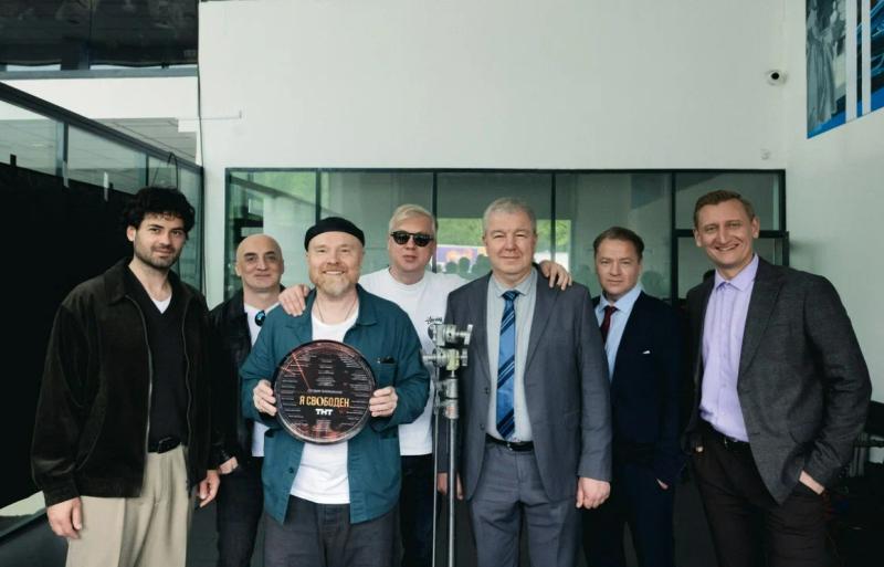 «Я свободен»: студия SVERDЛOVSK и телеканал ТНТ закончили съёмки пилота драмеди с Александром Робаком