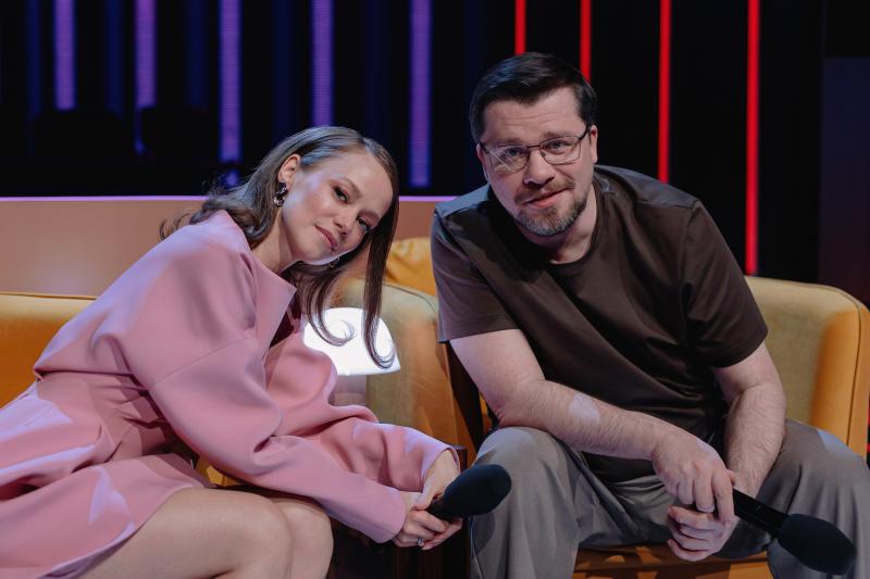 «А я тогда люблю Ляйсан!» Гарик Харламов приревновал свою жену в шоу «Караоке Клаб» на ТНТ