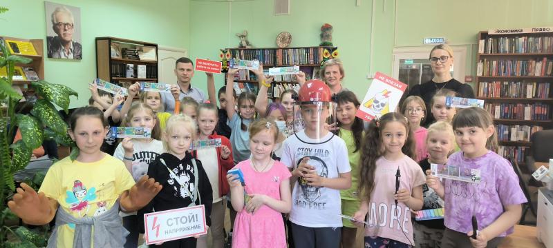 Сотрудники смоленского филиала «Россети Центр» провели мероприятие по электробезопасности в библиотеке №3 им Б.Л. Васильева в г. Смоленске