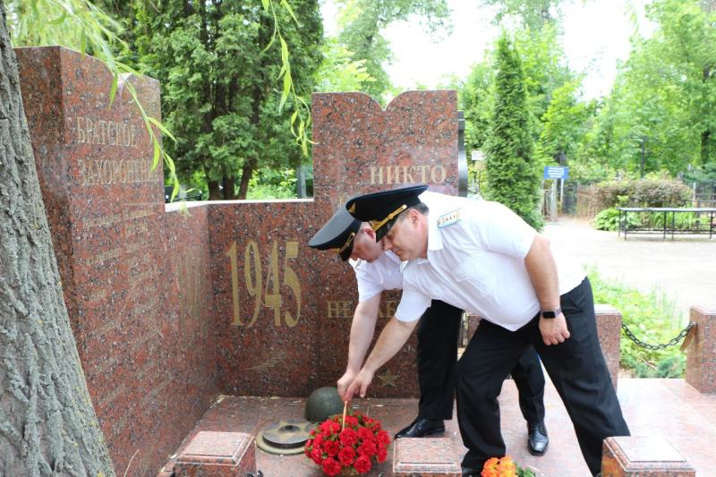 Работники Центрального филиала ведомственной охраны Минтранса России почтили память героев  Великой Отечественной войны, возложив цветы к мемориалам в разных регионах страны