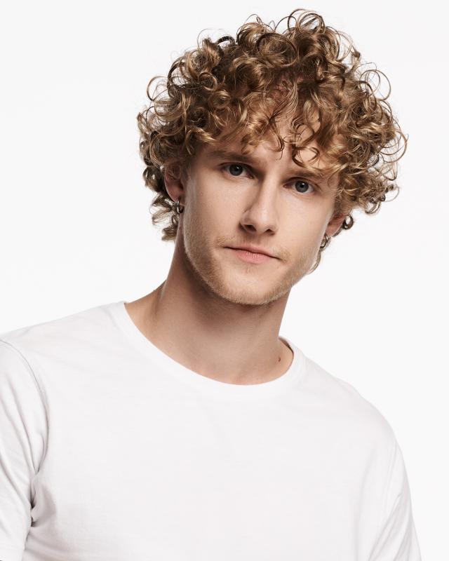 Новый артист творческого объединения СЕМЬЯ выпускает свой дебютный сингл с участием самой Zivert