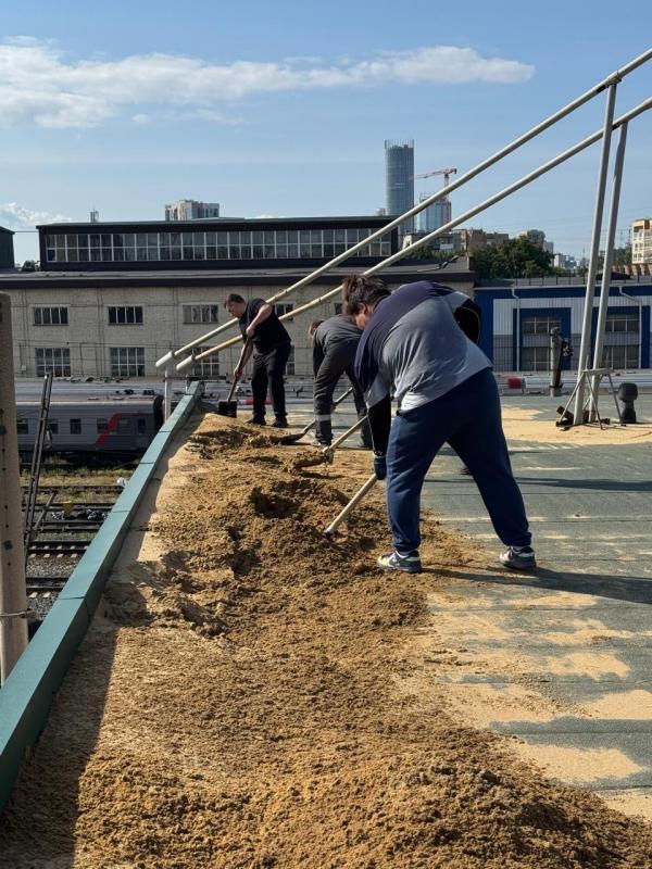 Сотрудники филиала «Свердловский» провели субботник на сервисном участке «Свердловск-Пассажирский»