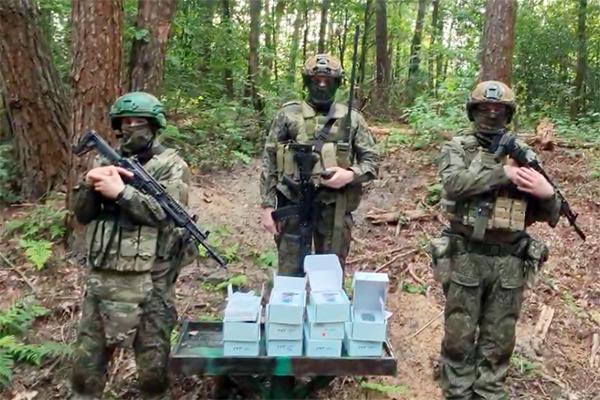 Сотрудники УФСИН Дагестана поддержали участников СВО, передав тактические радиостанции