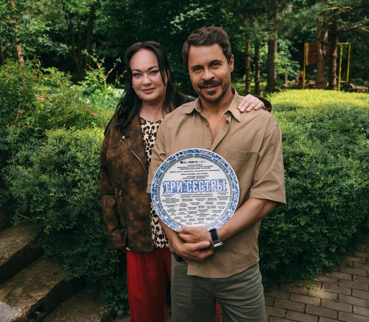 Телеканал ТНТ и онлайн-кинотеатр KION объявляют дату премьеры комедийного сериала «Три сестры» с Ларисой Гузеевой и Павлом Деревянко