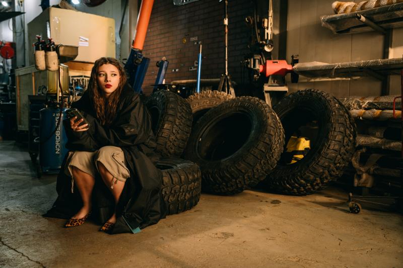 Телеканал ТНТ и онлайн-кинотеатр KION объявляют дату премьеры комедийного сериала «Три сестры» с Ларисой Гузеевой и Павлом Деревянко