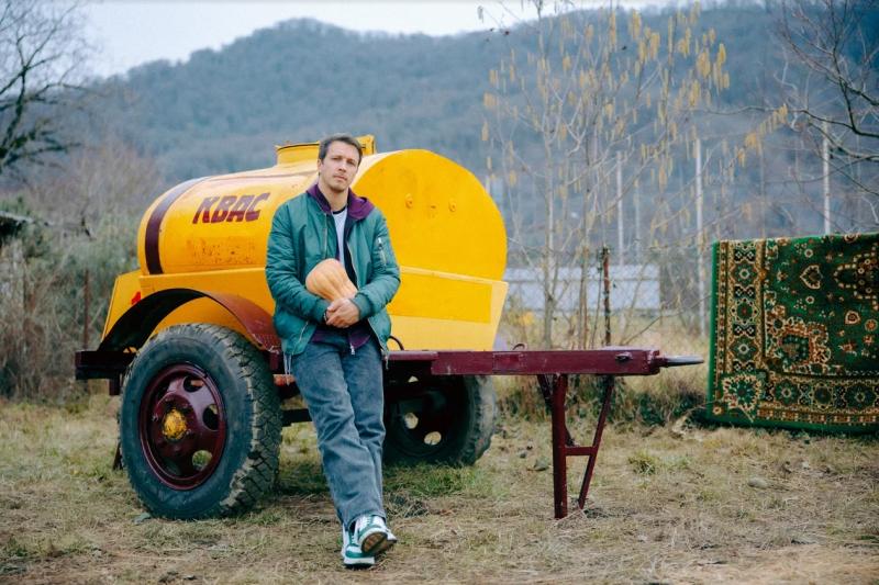 Не лечит, но помогает: уже сегодня ТНТ покажет премьеру комедийного сериала «Знахарь» с Денисом Васильевым и Катериной Ковальчук