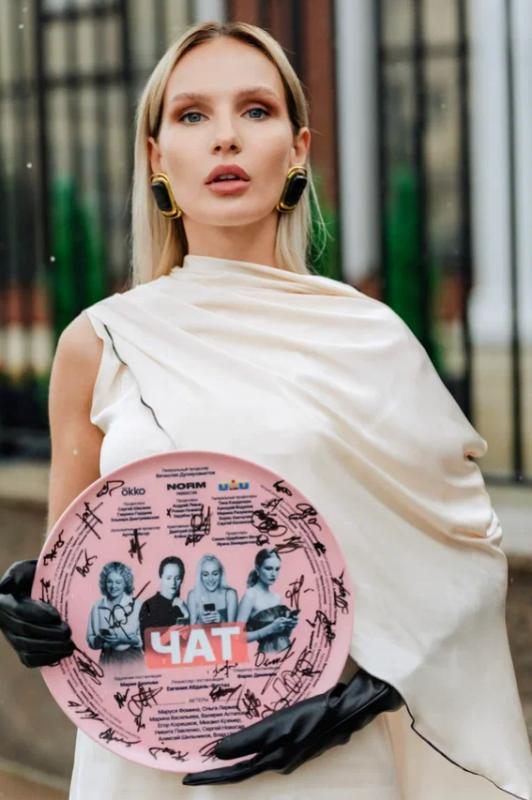 Okko, телеканал ТНТ и компания Norm Production приступили к съёмкам нового сериала «ЧАТ», романтической комедии о поисках счастья