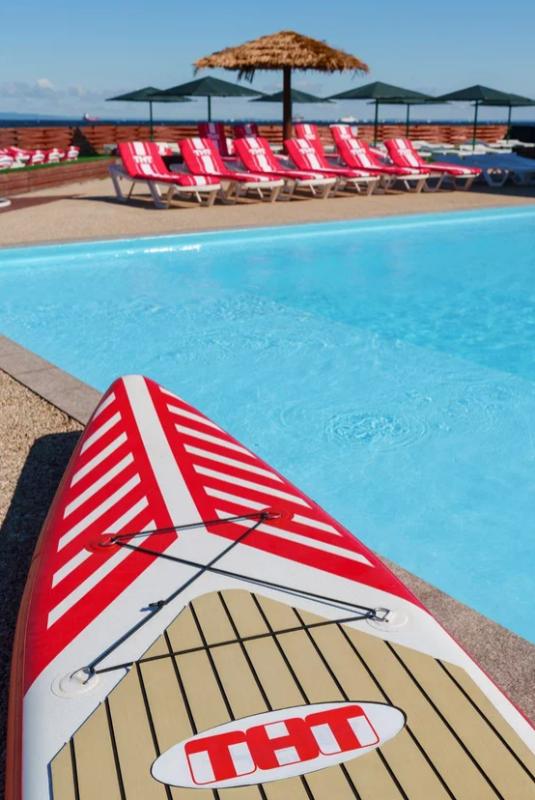 ТНТ открыл брендированную зону отдыха на пляже во Владивостоке