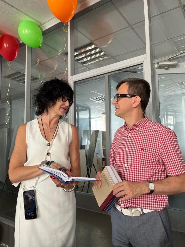 Поздравили коллег из Медиагруппы «Бизнес и точка» с переездом в новый офис