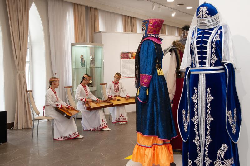 В Йошкар-Оле открылась выставка уникальных экспонатов «Народы России. Большая семья – общая история»