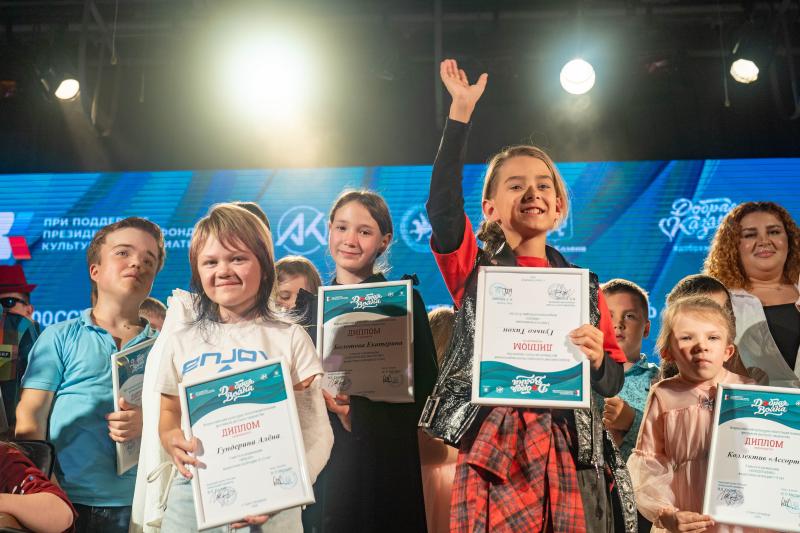 Творчество без границ: в Санкт-Петербурге состоялся региональный этап благотворительного фестиваля «Добрая волна»