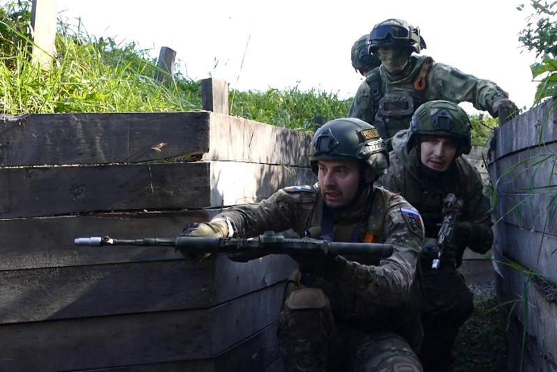 Росгвардия помогает актёрам Театра драмы Кузбасcа готовить спектакль по мотивам СВО