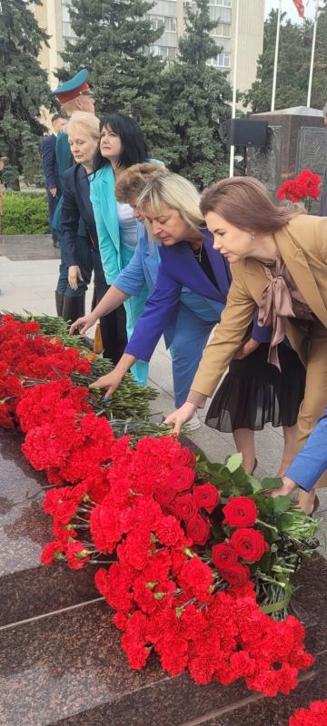 На церемонии центрального возложения цветов к стеле "Ростов-на-Дону - город воинской славы"...