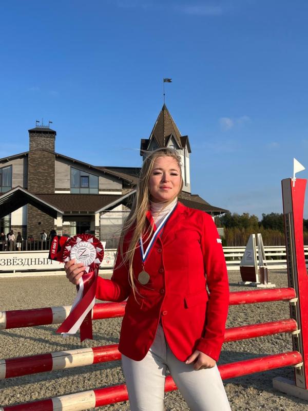 Клинская сотрудница Росгвардии завоевала бронзу на этапе соревнований по конному спорту