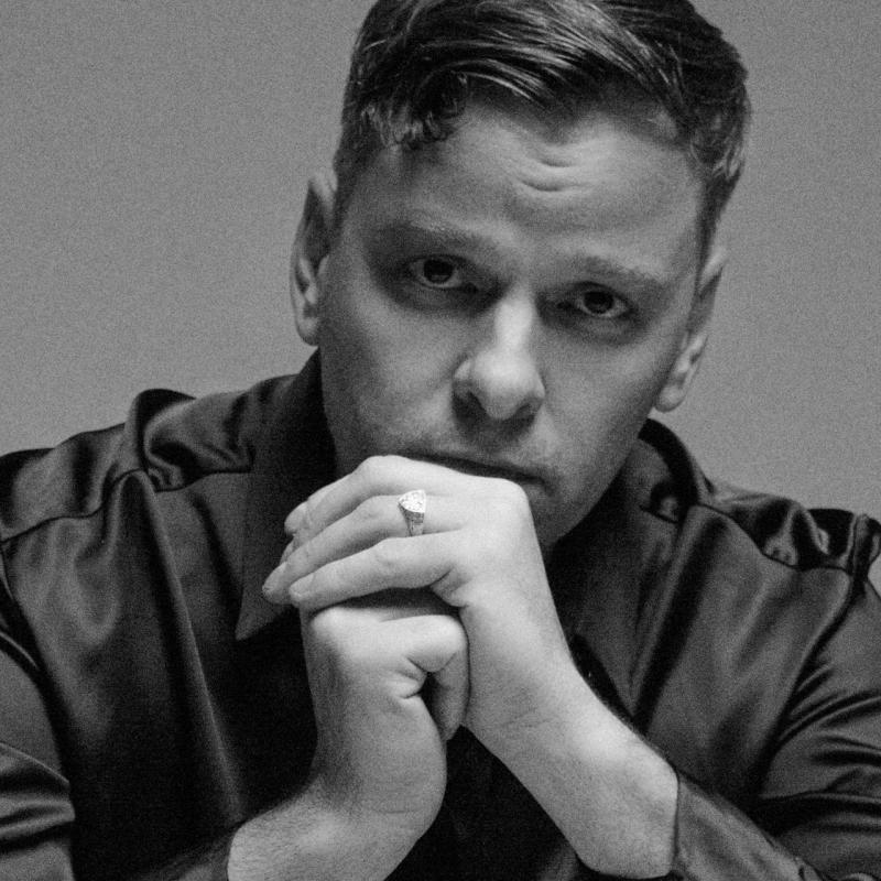 Популяризатор ностальгического звука в русской поп-музыке Паша Панамо представил новый сингл «Твое небо»