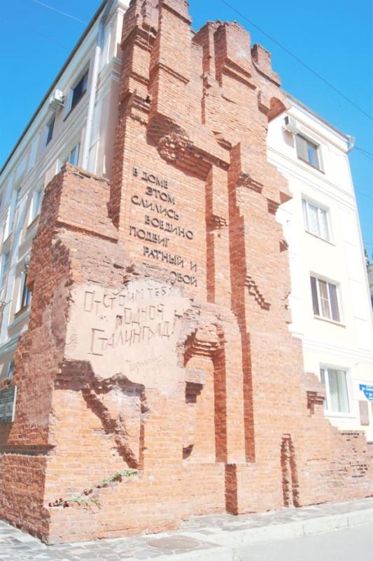 В веб-экскурсию по городу на берегу Волги пригласил ростовский политолог, журналист, секретарь первичного отделения №66 Ворошиловского местного отделения "Единой России" Александр Сухарь... 