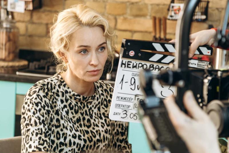 Нейросеть на страже закона: на ТНТ выходит сериал «Нейровася» с Владимиром Епифанцевым и Дарьей Блохиной