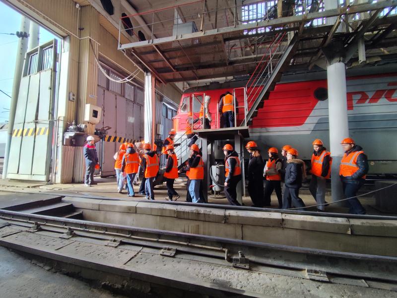 Совместную экскурсию для школьников провели работники сервисного и эксплуатационного депо в Артыште