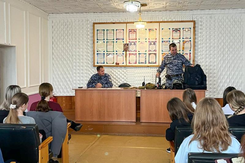 Росгвардейцы рассказали школьникам, как стать защитниками правопорядка