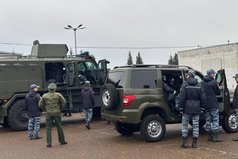 Сотрудники ОМОН «Тайфун» провели день открытых дверей для кадетов из Набережных Челнов