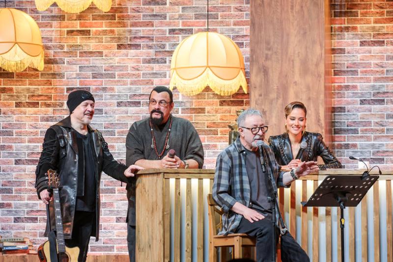 От Cтивена Сигала до Парка Горького: 34 артиста устроили грандиозное шоу на юбилее проекта Маргулиса