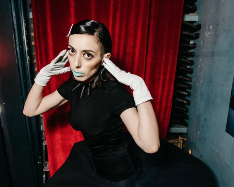 Медленные танцы в обнимку на Новый Год под песню взлетающей поп-артистки GLAZAMI