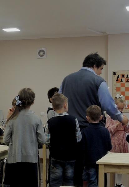 Играют юные шахматисты